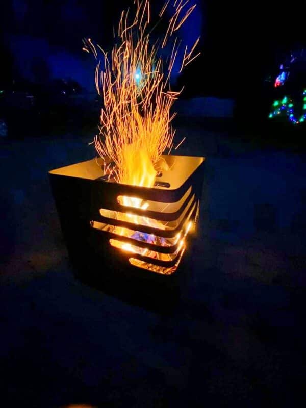 cesta de fuego en la mitad del patio en la noche